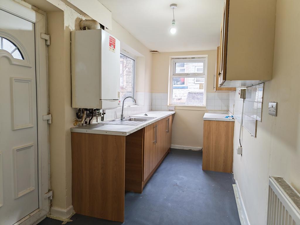 BB11 3 LF 100 Dall Street Burnley Kitchen 01.jpg...