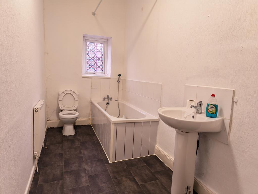 BB11 3 LF 100 Dall Street Burnley Bathroom 01...