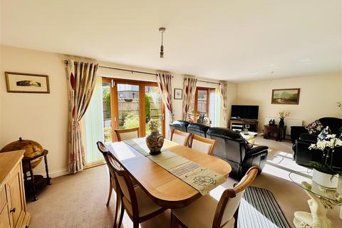 3 bedroom semi-detached house to rent, Kent Mews, Wantage OX12
