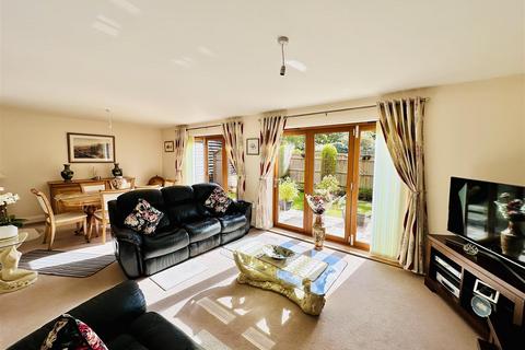 3 bedroom semi-detached house to rent, Kent Mews, Wantage OX12