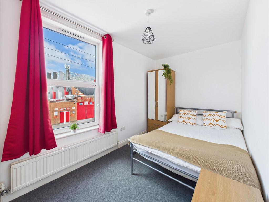 Bright, neatly presented double bedroom with a ...