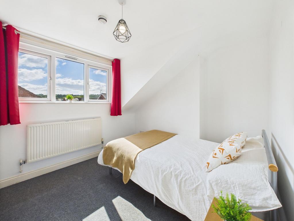 Bright, tidy single bedroom with a large triple...