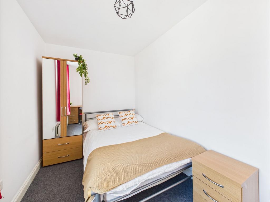 Bright, simply furnished double bedroom with a ...