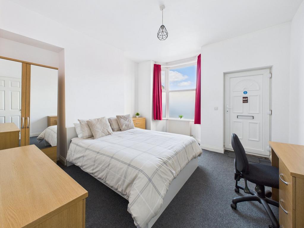 Bright, well-presented double bedroom with a co...