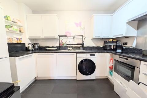 2 bedroom flat for sale, Eaton Avenue, Slough