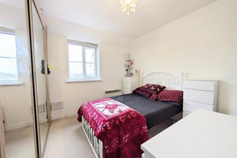 2 bedroom flat for sale, Eaton Avenue, Slough