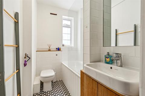 1 bedroom flat to rent, Latymer Court, Hammersmith Road, London, W6