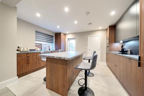 3 bedroom semi-detached house to rent, Orchard Road Farnborough BR6