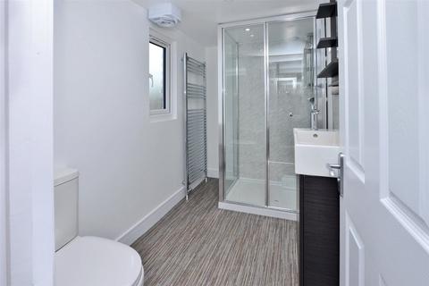1 bedroom in a house share to rent, Oriental Road, Woking, Surrey, GU22