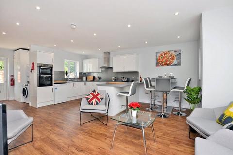 1 bedroom in a house share to rent, Oriental Road, Woking, Surrey, GU22