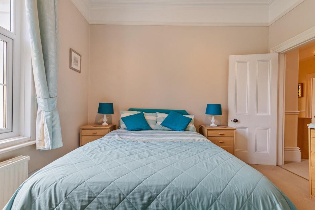A33 - 26 College Road Newton Abbot - 250422.jpg