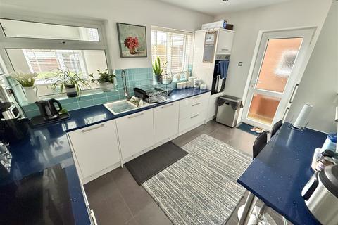 4 bedroom detached house for sale, Fairford Avenue, Luton