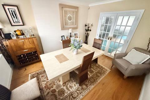 4 bedroom detached house for sale, Fairford Avenue, Luton