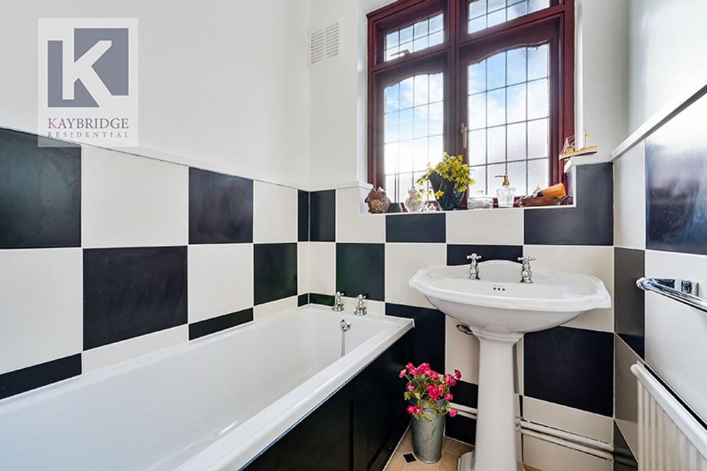 The Warren, Worcester Park - KT4 7 DH