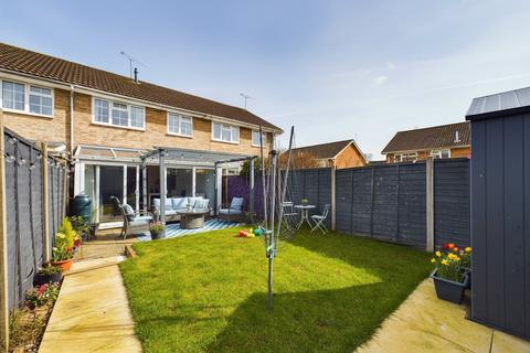 3 bedroom terraced house to rent, Millins Close, Owlsmoor, Sandhurst, Berkshire, GU47