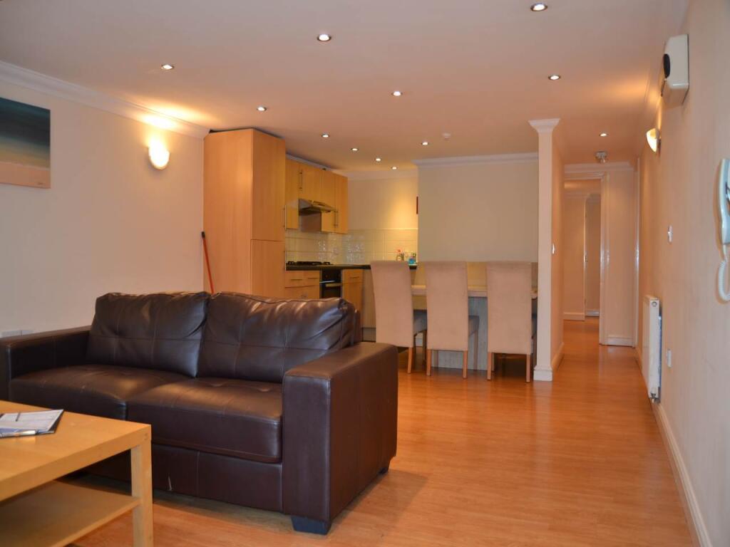 Modern Two-Bedroom Flat in Roath with Open-Plan L