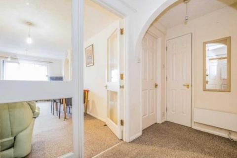 2 bedroom flat to rent, Waterside Close, Barking, IG11