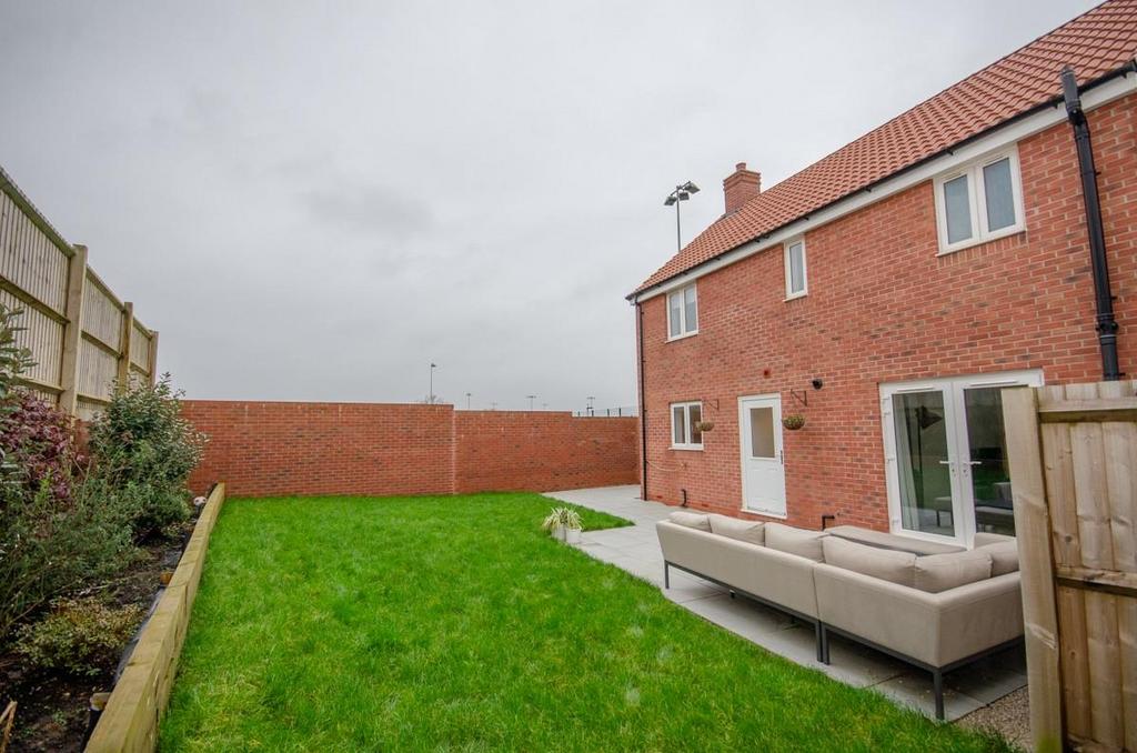 Rear garden pic 2.jpg