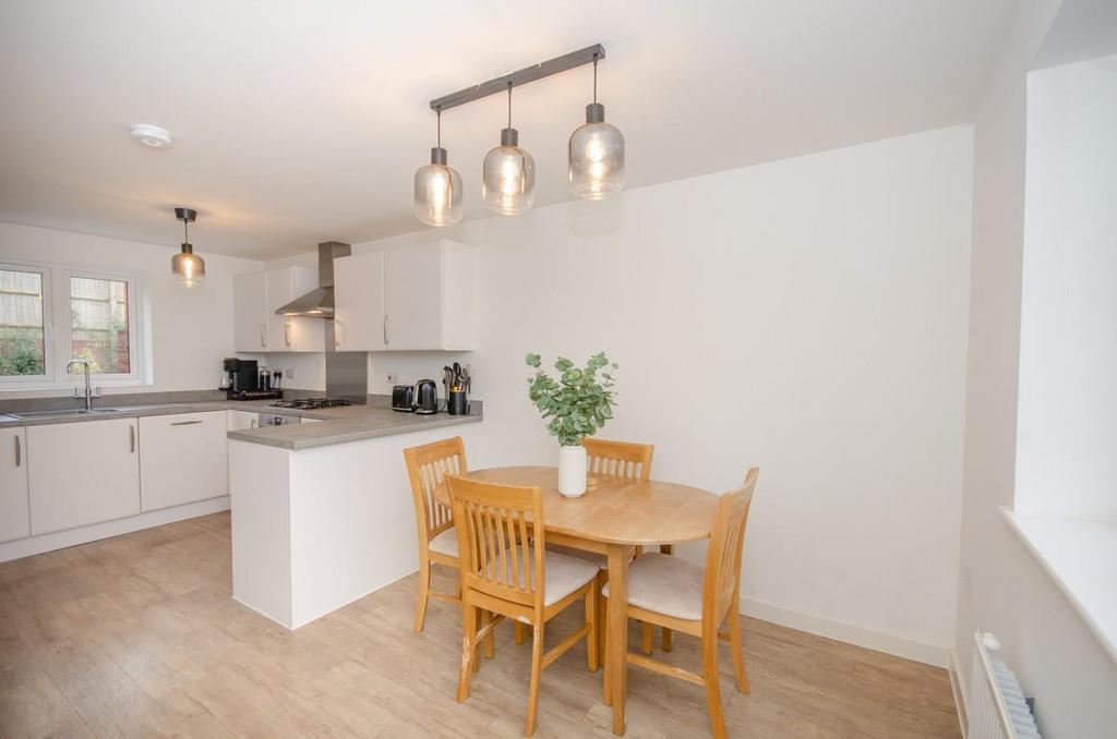 Kitchen pic 2.jpg