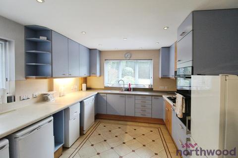 4 bedroom detached house for sale, Pinecroft, Hutton Mount CM13