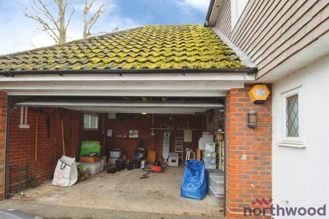 4 bedroom detached house for sale, Pinecroft, Hutton Mount CM13