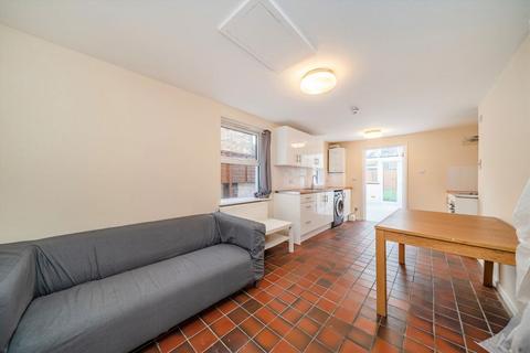 2 bedroom flat to rent, Avenue Road, London W3