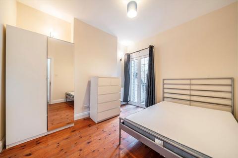 2 bedroom flat to rent, Avenue Road, London W3