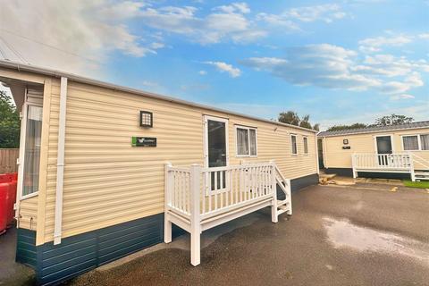2 bedroom property to rent, 74 Hurtwood Road, Walton-On-Thames