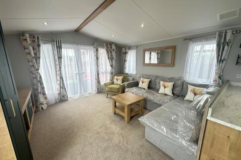 2 bedroom property to rent, 74 Hurtwood Road, Walton-On-Thames