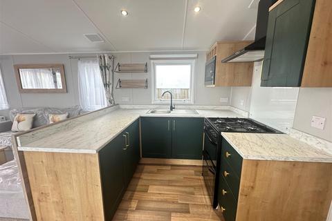 2 bedroom property to rent, 74 Hurtwood Road, Walton-On-Thames