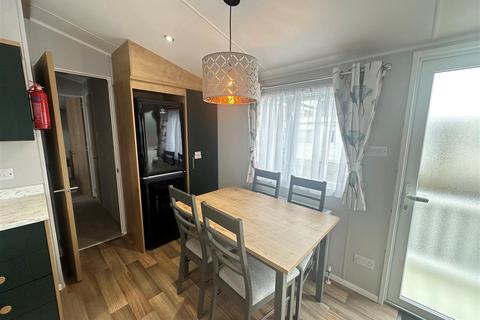 2 bedroom property to rent, 74 Hurtwood Road, Walton-On-Thames