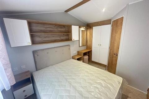 2 bedroom property to rent, 74 Hurtwood Road, Walton-On-Thames