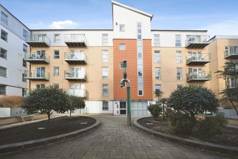 Queen Mary Avenue, London, E18