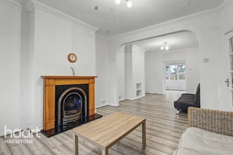 3 bedroom semi-detached house to rent, Sutton Road, Maidstone