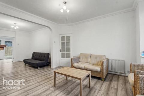 3 bedroom semi-detached house to rent, Sutton Road, Maidstone