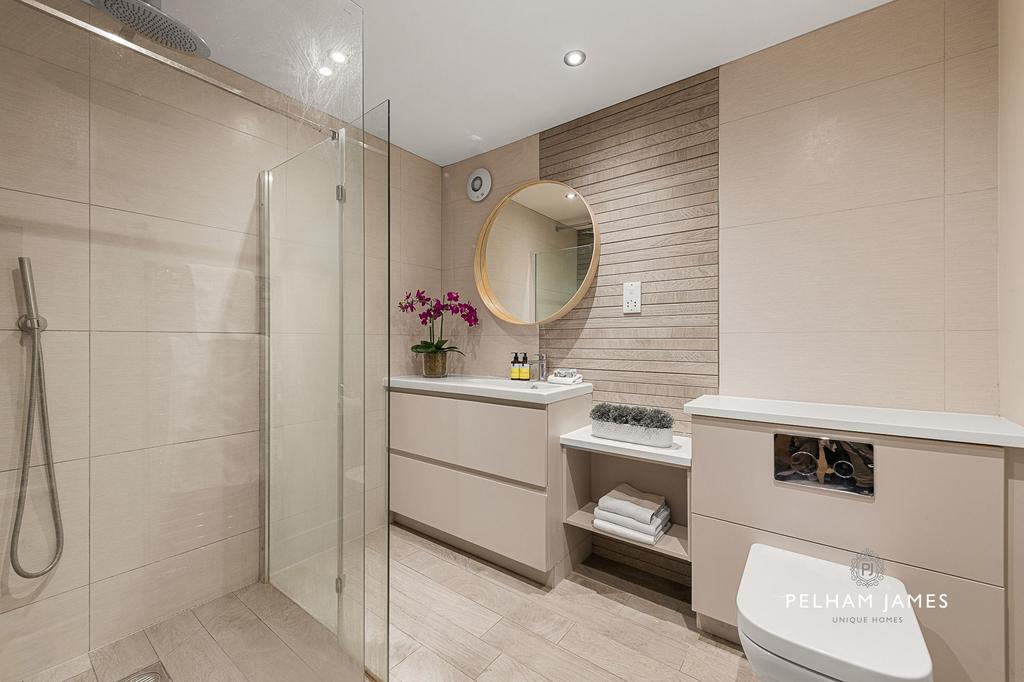 Principal En Suite, The Malt House, Market Deeping
