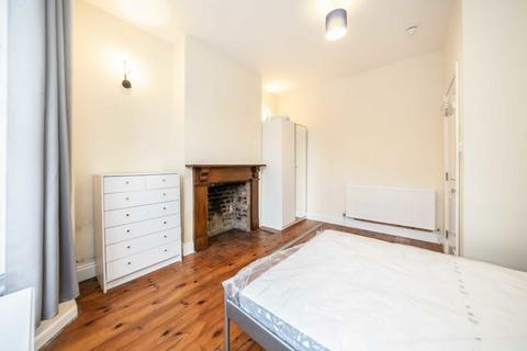 2 bedroom flat to rent, Avenue Road, London W3