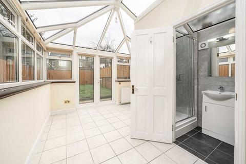 2 bedroom flat to rent, Avenue Road, London W3