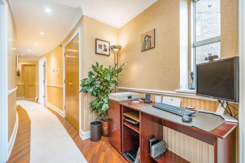 2 bedroom flat for sale, Manbre Road, London W6