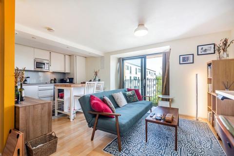Studio to rent, Great West Road, London W6