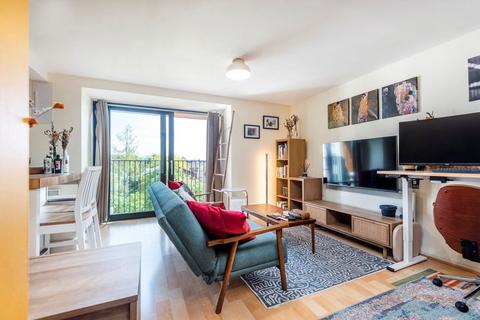 Studio to rent, Great West Road, London W6