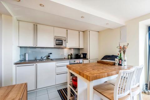 Studio to rent, Great West Road, London W6