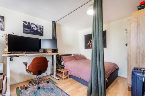 Studio to rent, Great West Road, London W6