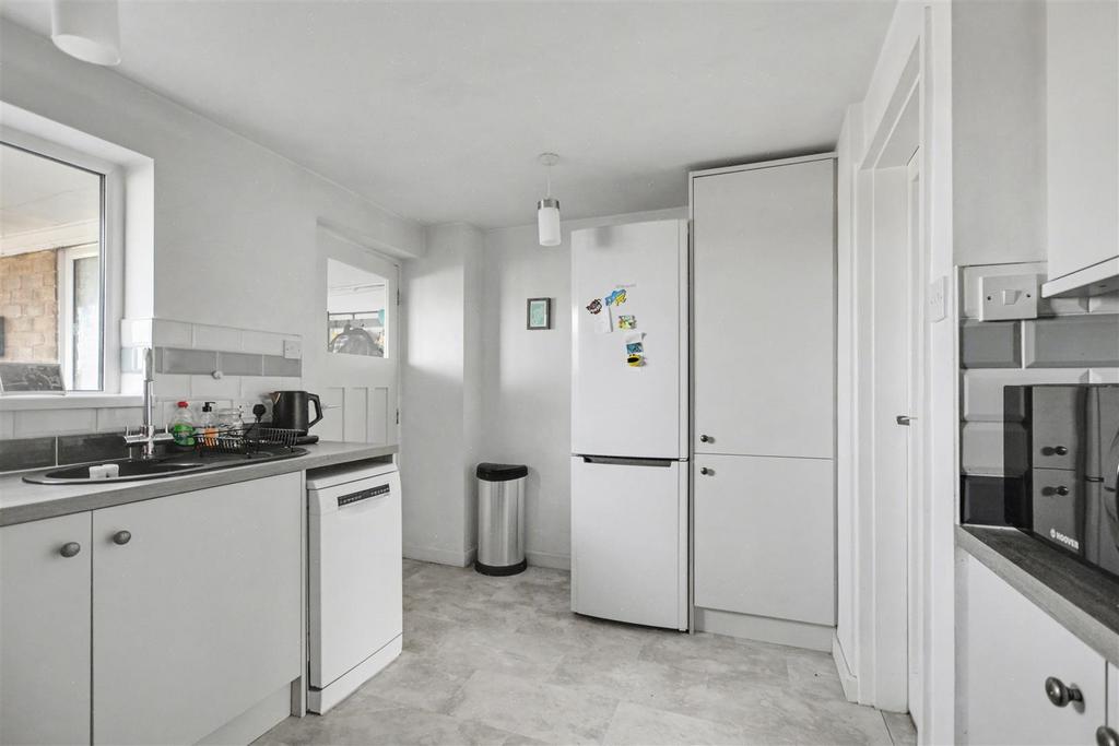 Kitchen 2.jpeg