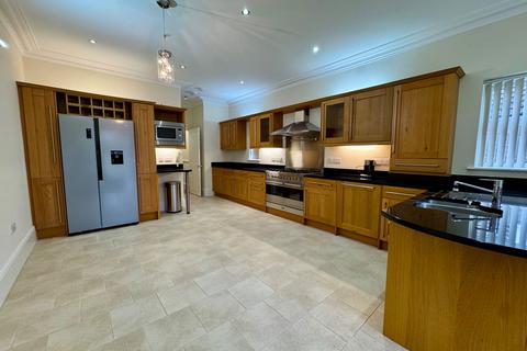 2 bedroom apartment to rent, Sandford Road, Bromley BR2