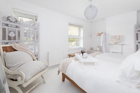 2 bedroom flat to rent, Bates Road, Brighton