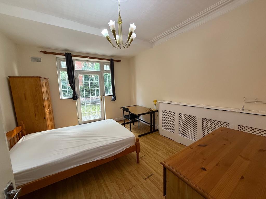 Bright, unfurnished double bedroom with large w...
