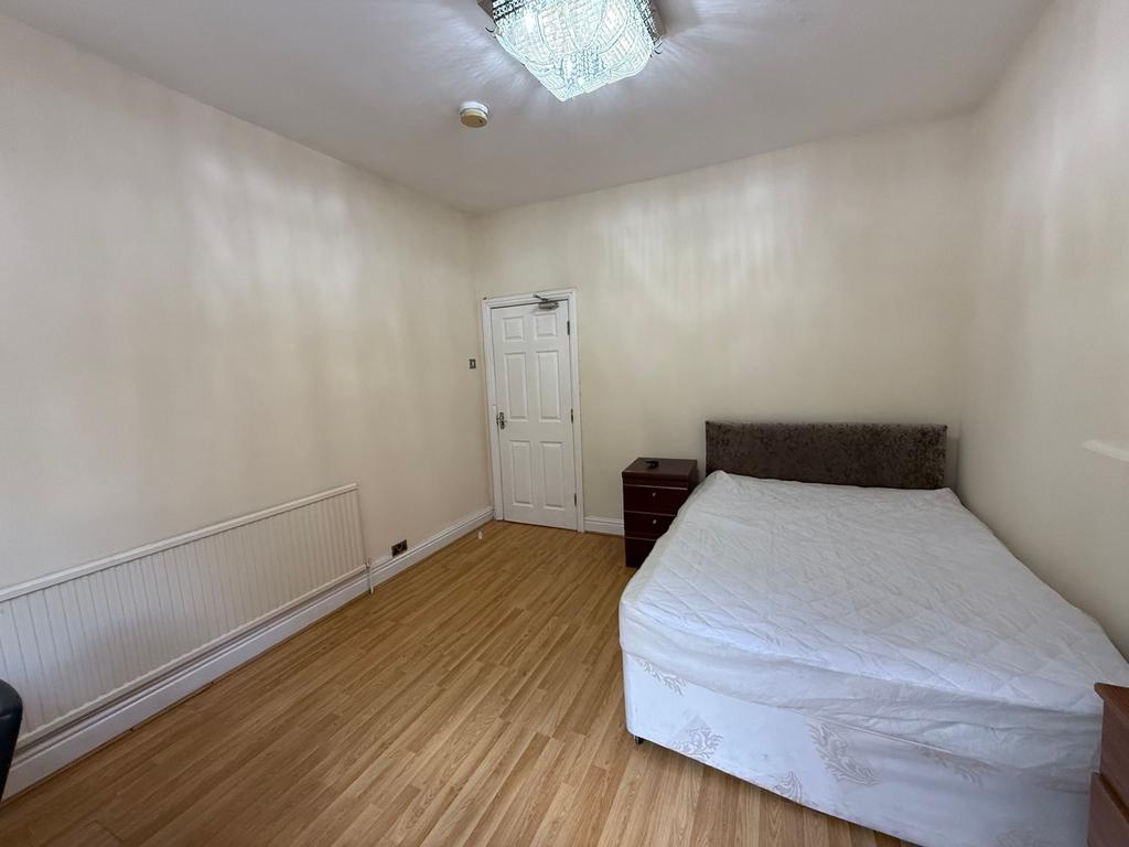 Bright, simply furnished double bedroom with a ...