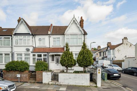 Studio to rent, Park Road, London NW4