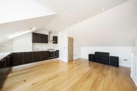 Studio to rent, Park Road, London NW4